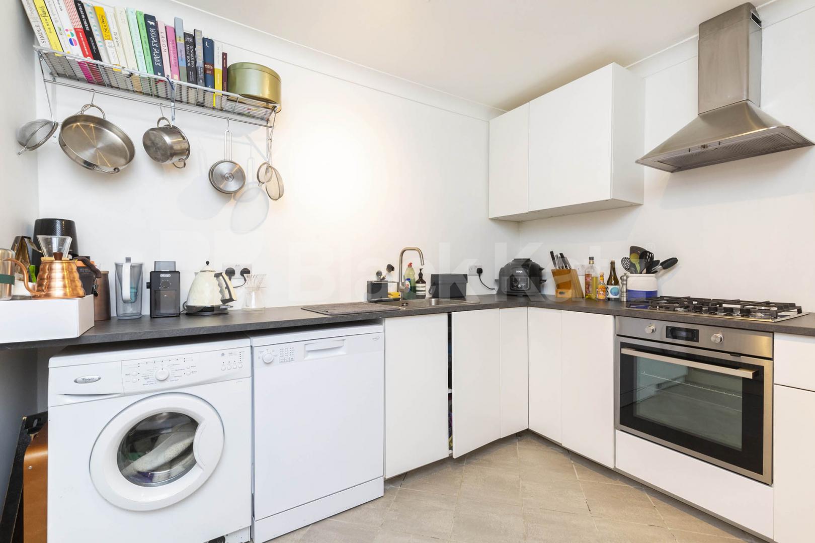 Stunning spacious two bed garden flat within a period house by Regents Park. Oval Road, Regents Park / Camden 